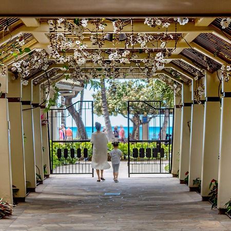 Aston Waikiki Beach Tower Χονολουλού Εξωτερικό φωτογραφία The entrance to the Moana Surfrider