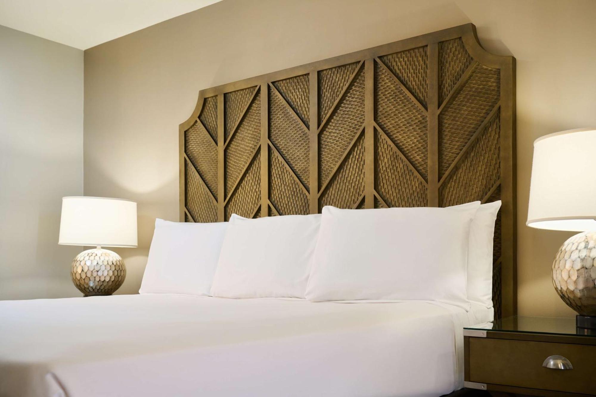 Aston Waikiki Beach Tower Χονολουλού Εξωτερικό φωτογραφία A bed with a headboard