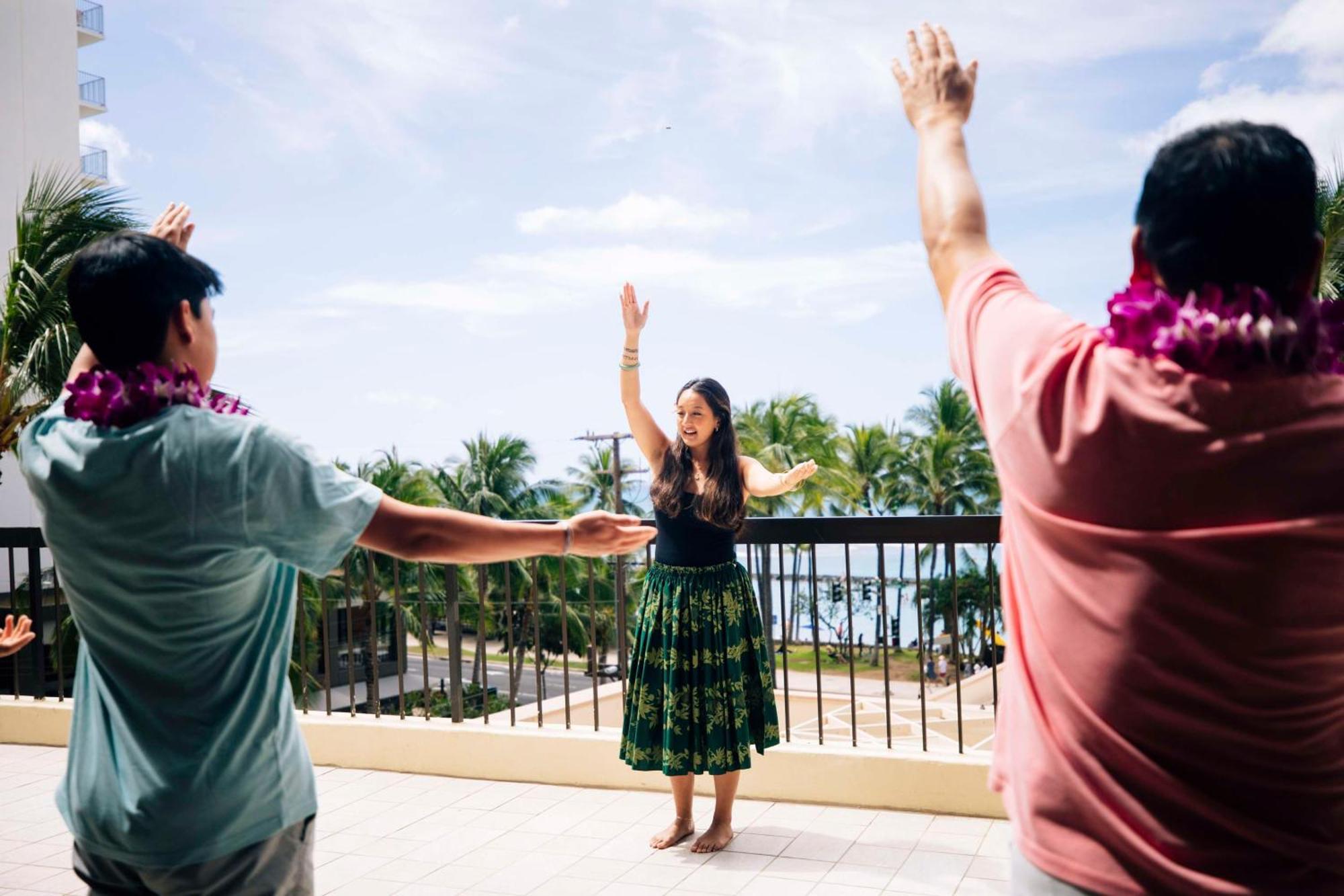 Aston Waikiki Beach Tower Χονολουλού Εξωτερικό φωτογραφία Hula dancers at the Hilton Waikiki