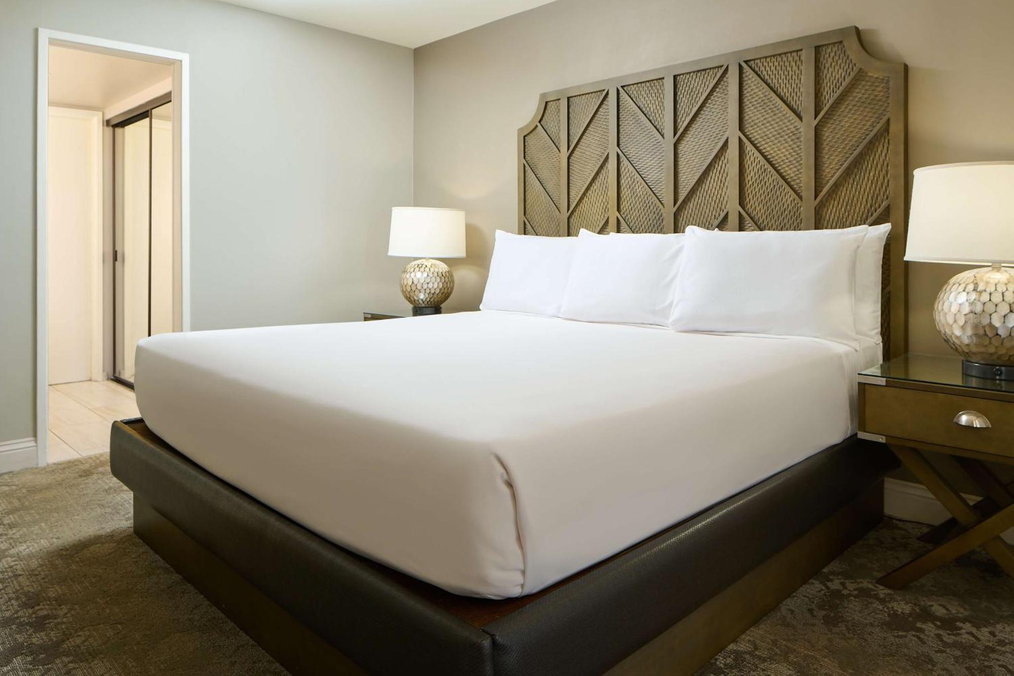 Aston Waikiki Beach Tower Χονολουλού Εξωτερικό φωτογραφία A king bed