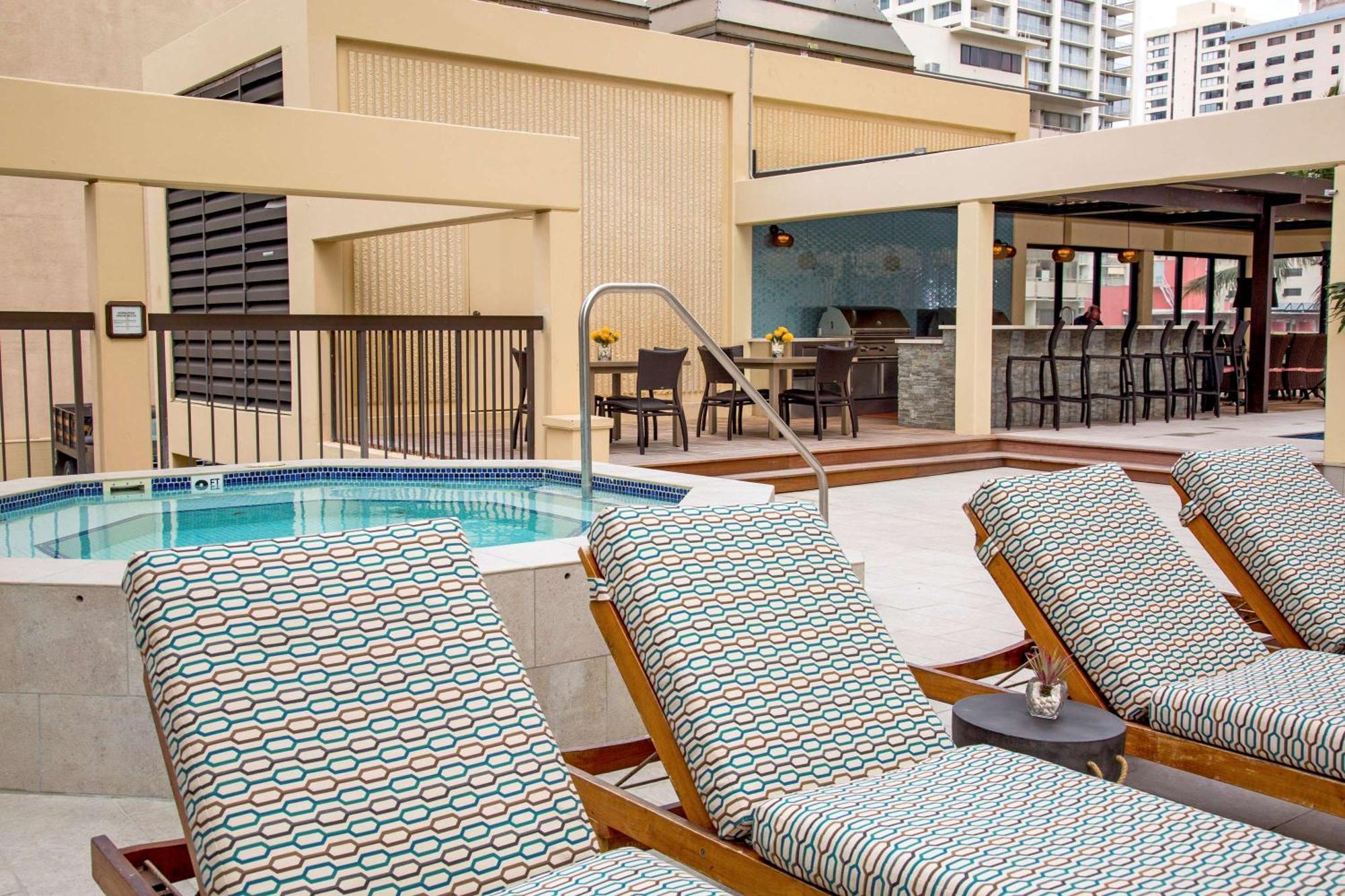 Aston Waikiki Beach Tower Χονολουλού Εξωτερικό φωτογραφία The rooftop pool at the Hilton San Francisco