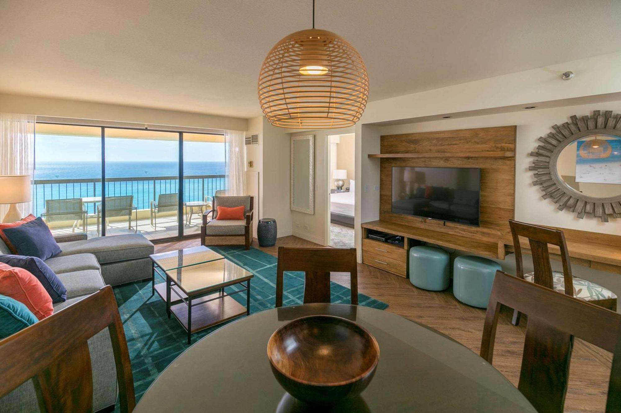 Aston Waikiki Beach Tower Χονολουλού Εξωτερικό φωτογραφία A living room at the Hilton Waikoloa Village