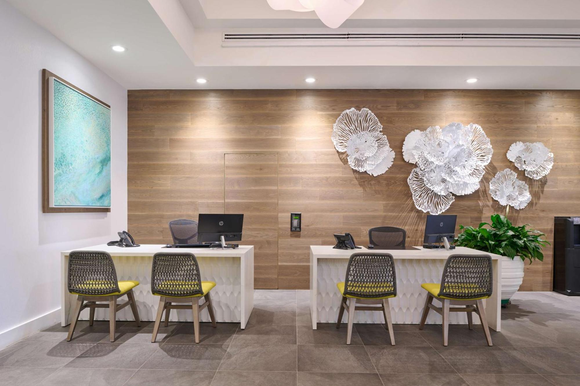 Aston Waikiki Beach Tower Χονολουλού Εξωτερικό φωτογραφία Concierge at The Ritz-Carlton, Laguna Beach