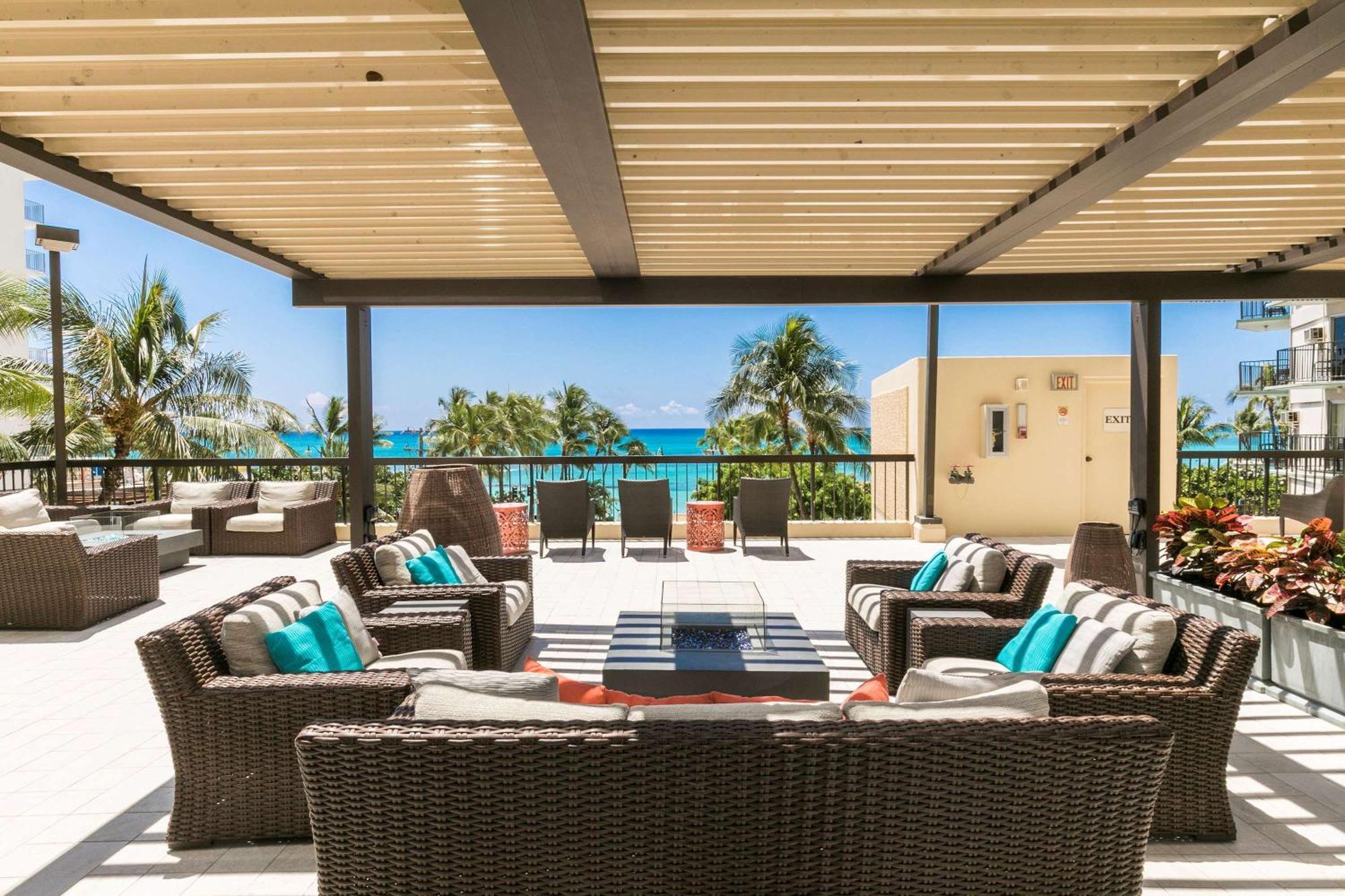 Aston Waikiki Beach Tower Χονολουλού Εξωτερικό φωτογραφία Rooftop lounge at the Four Seasons Resort
