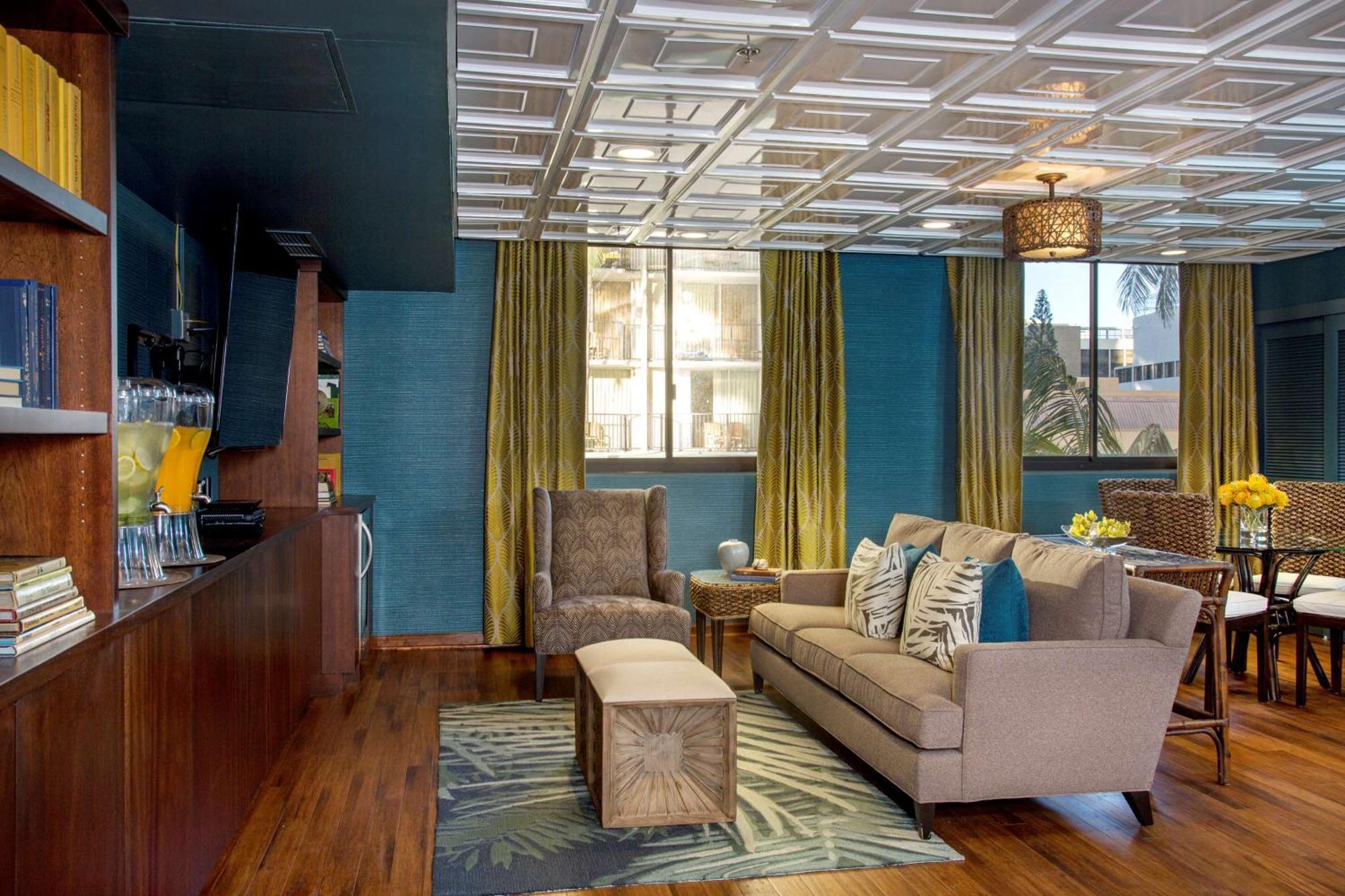 Aston Waikiki Beach Tower Χονολουλού Εξωτερικό φωτογραφία The interior of a suite at the Westin