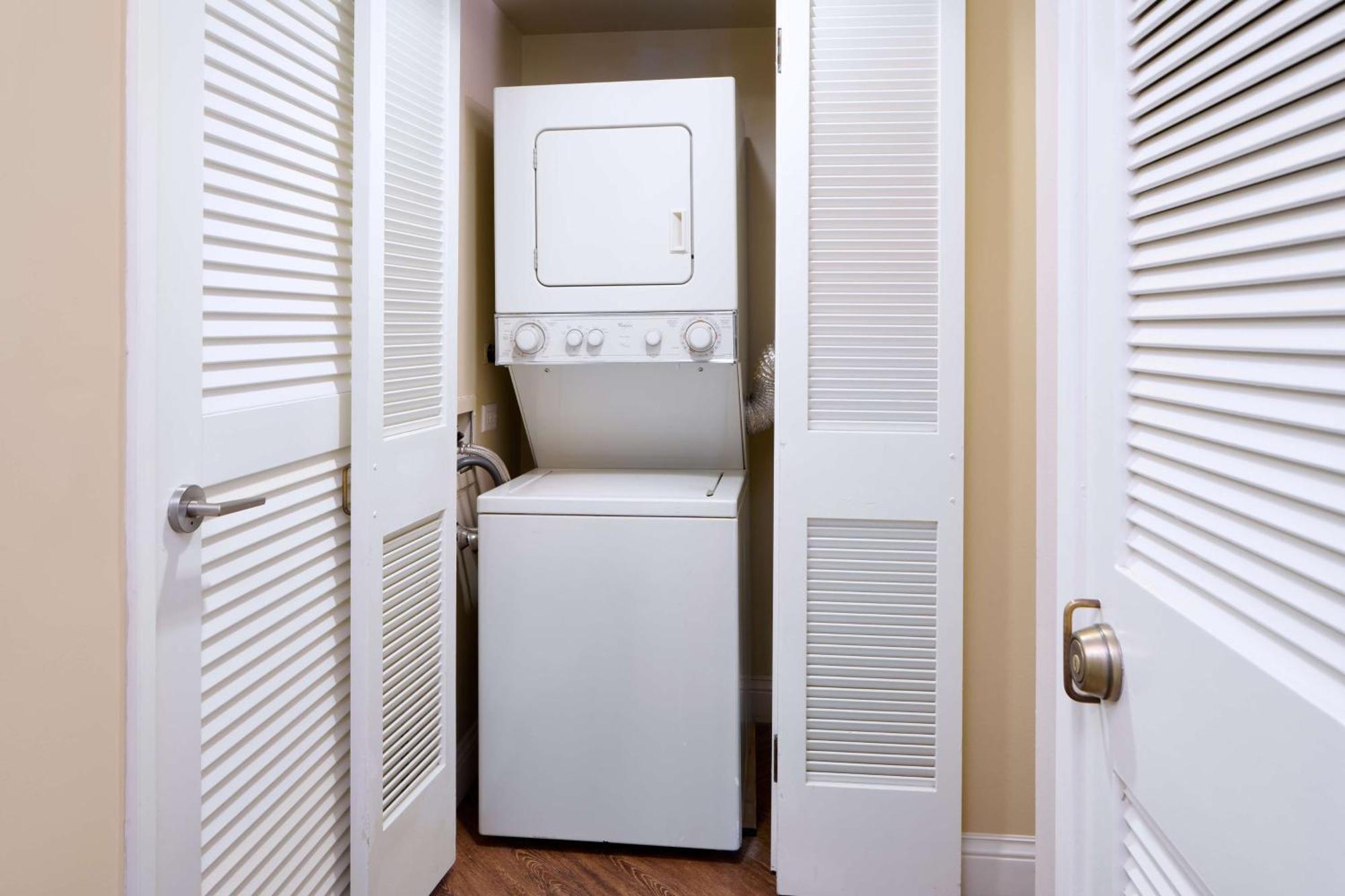 Aston Waikiki Beach Tower Χονολουλού Εξωτερικό φωτογραφία A stackable washer and dryer
