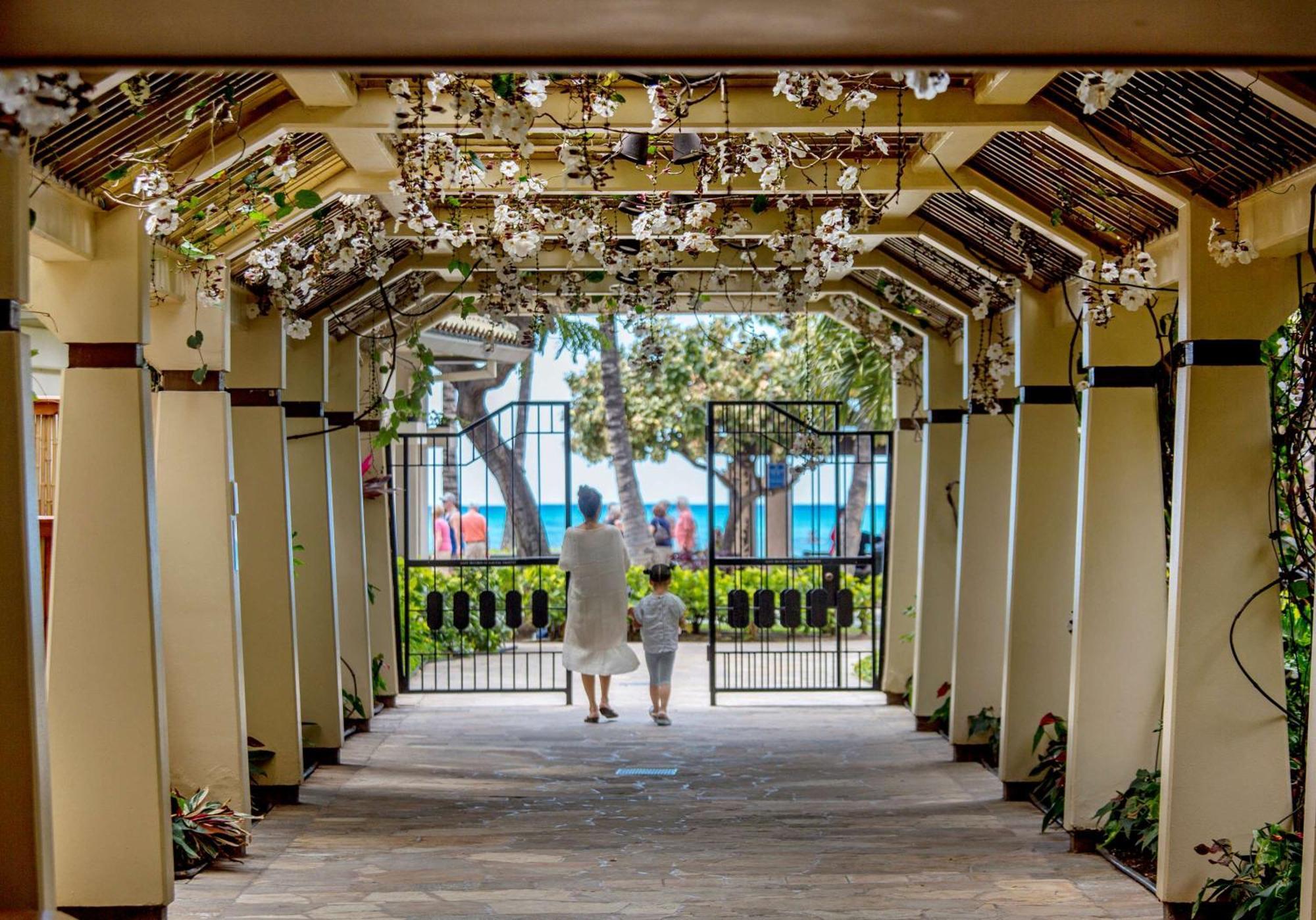Aston Waikiki Beach Tower Χονολουλού Εξωτερικό φωτογραφία The entrance to the Moana Surfrider