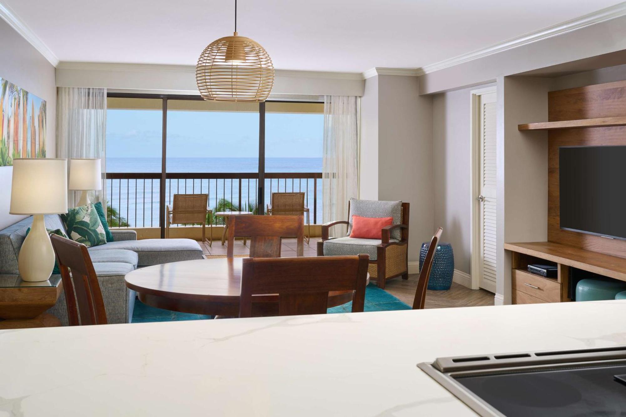 Aston Waikiki Beach Tower Χονολουλού Εξωτερικό φωτογραφία A living room at the Hilton Waikoloa Village