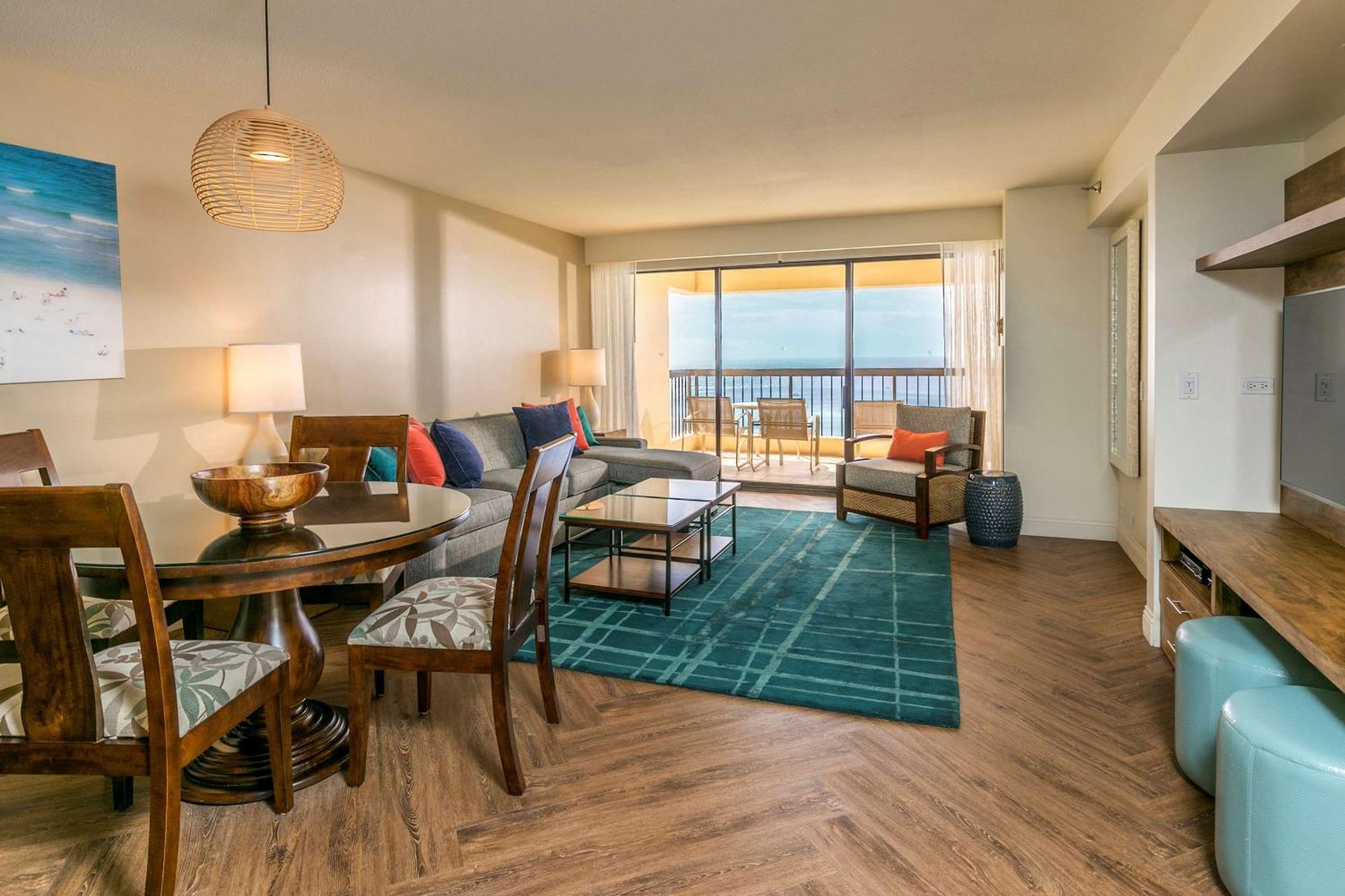 Aston Waikiki Beach Tower Χονολουλού Εξωτερικό φωτογραφία Living room at the Hyatt Regency Waikiki