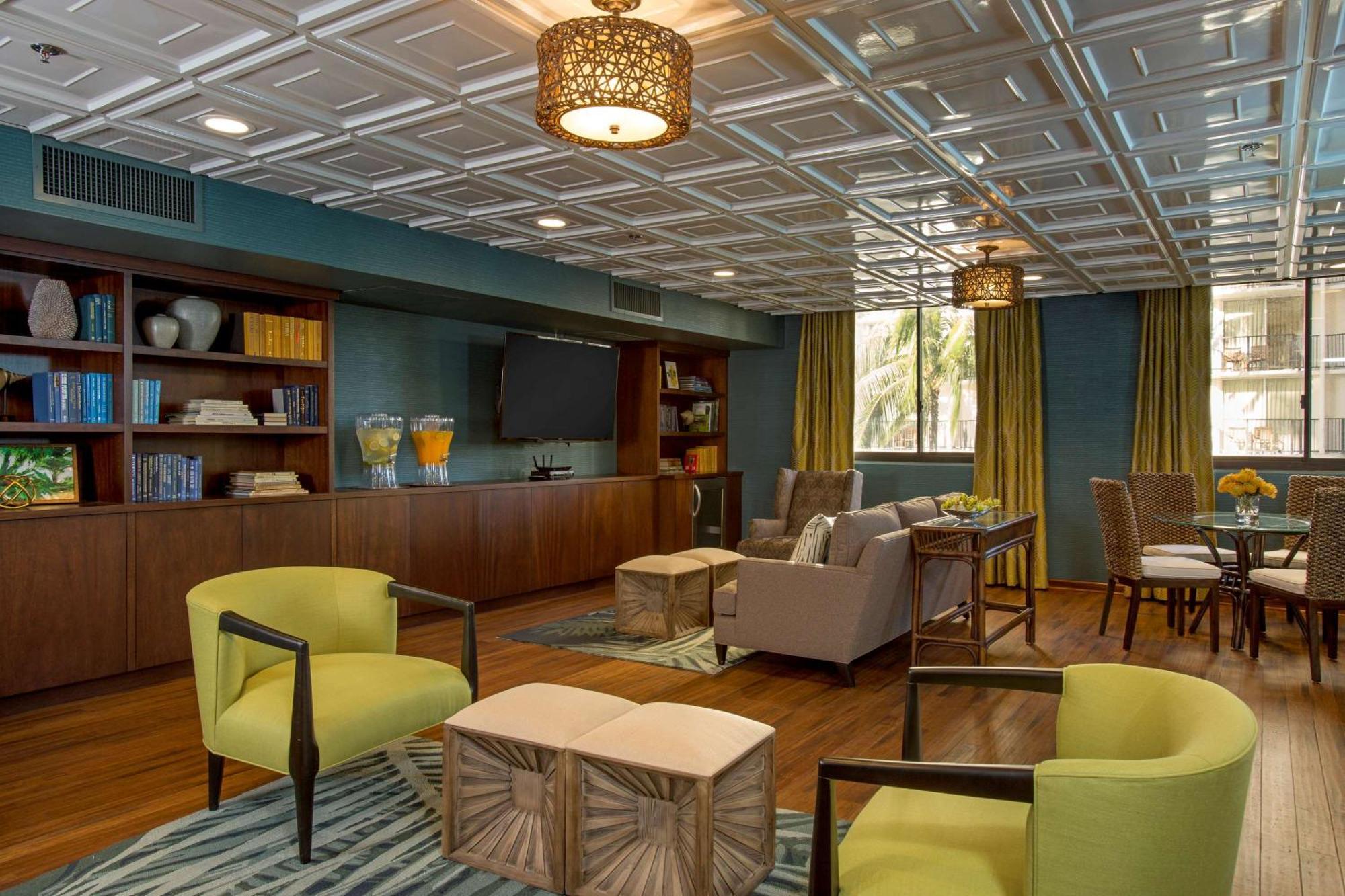 Aston Waikiki Beach Tower Χονολουλού Εξωτερικό φωτογραφία The 2012 renovation of the 10th floor lounge