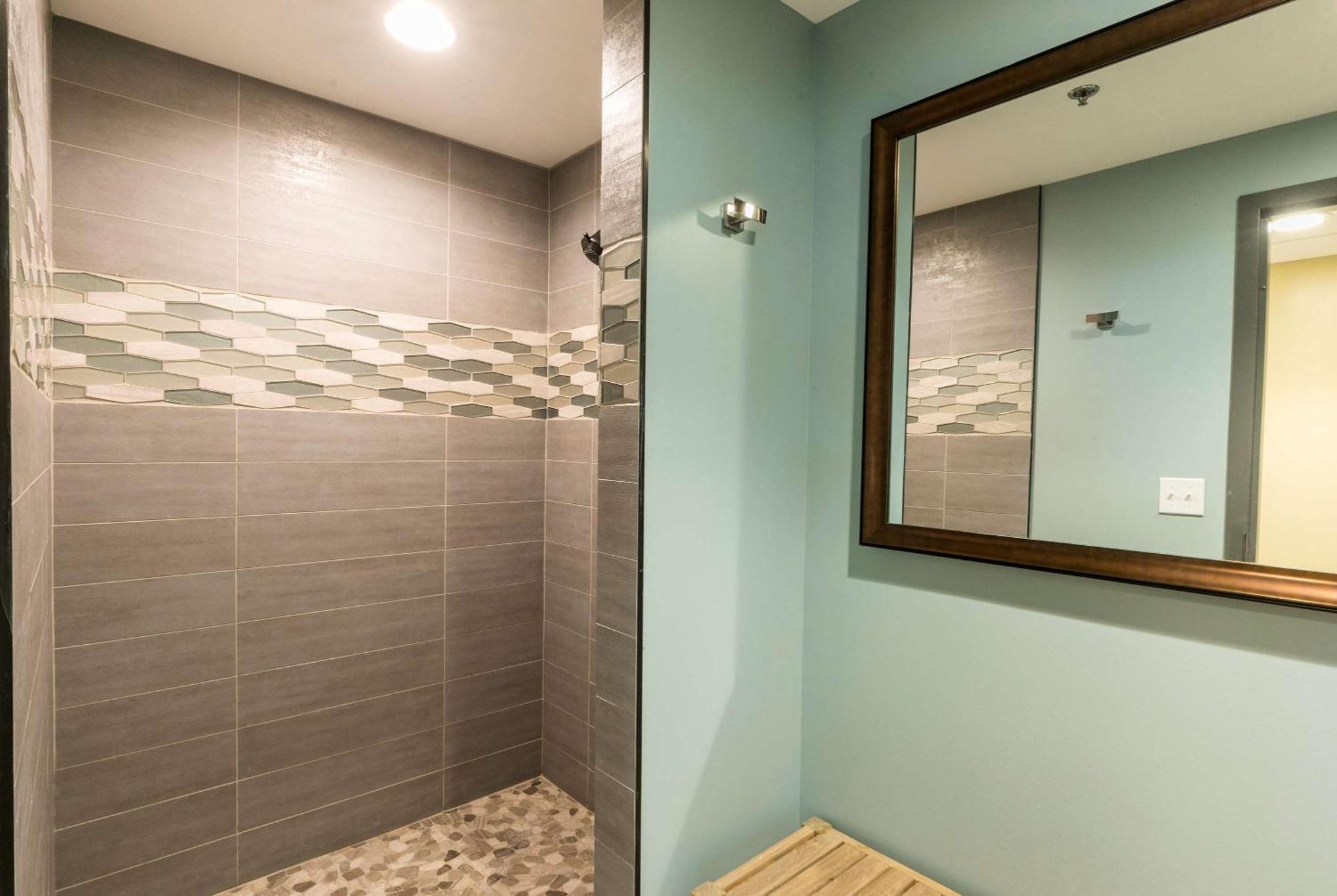 Aston Waikiki Beach Tower Χονολουλού Εξωτερικό φωτογραφία A walk-in shower
