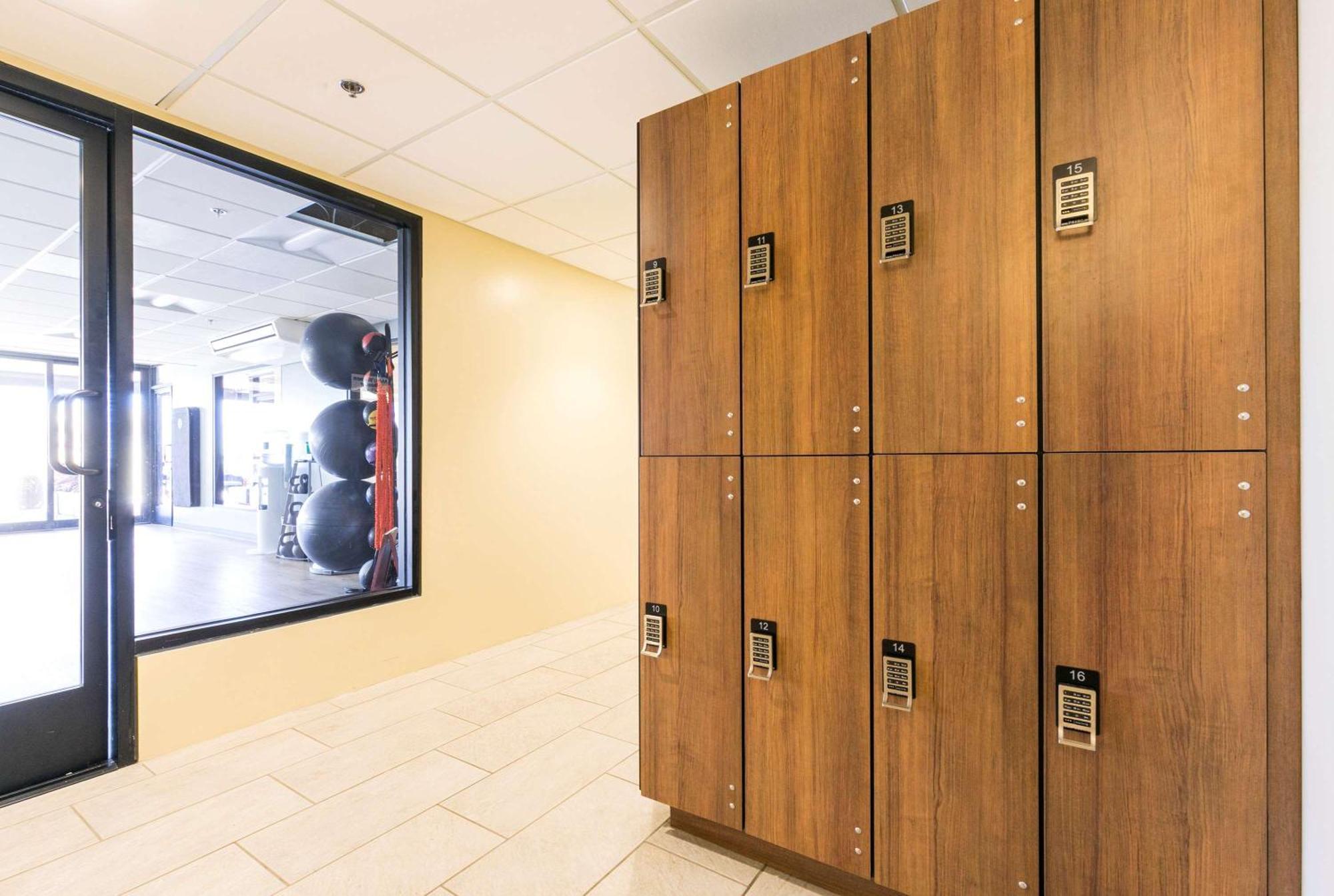 Aston Waikiki Beach Tower Χονολουλού Εξωτερικό φωτογραφία Wood lockers
